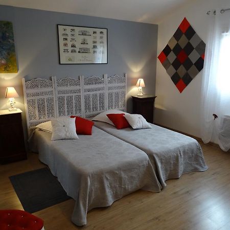 Une Chambre En Ville Savigneux  Δωμάτιο φωτογραφία