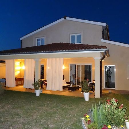 Une Chambre En Ville Savigneux  Εξωτερικό φωτογραφία