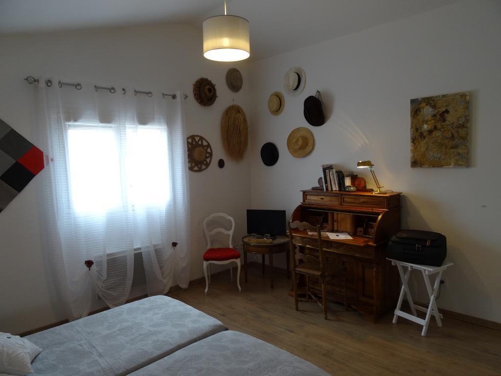 Une Chambre En Ville Savigneux  Εξωτερικό φωτογραφία