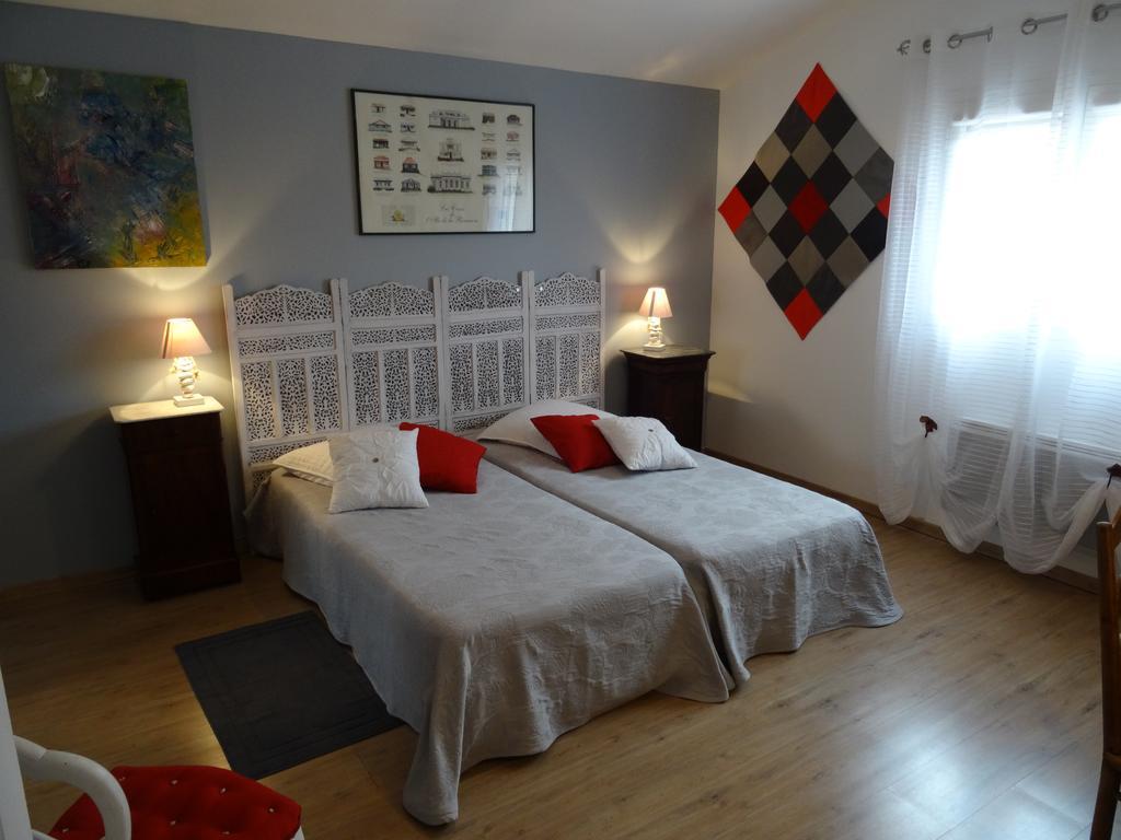 Une Chambre En Ville Savigneux  Δωμάτιο φωτογραφία