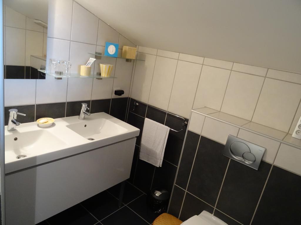 Une Chambre En Ville Savigneux  Δωμάτιο φωτογραφία