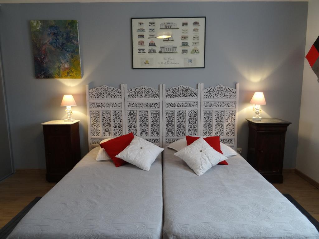 Une Chambre En Ville Savigneux  Δωμάτιο φωτογραφία
