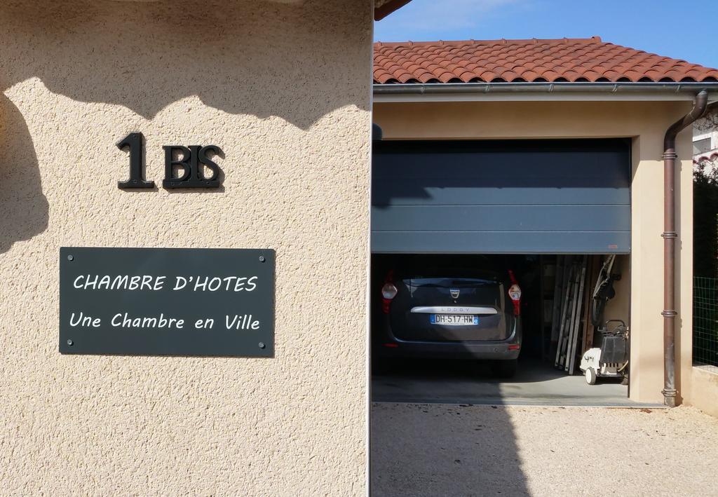 Une Chambre En Ville Savigneux  Εξωτερικό φωτογραφία